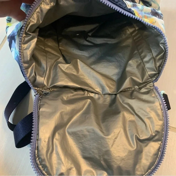Lululemon Kids Ivivva Blue Abstract Insulated Lunch Kit - Picture 6 of 6